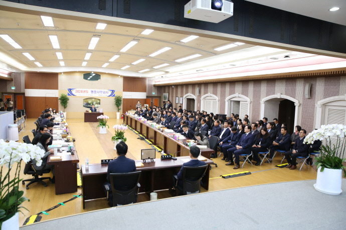 인천 서구의원들이 21일 구청 공무원들이 참석한 가운데 행정사무감사를 진행하고 있다. 사진=서구의회