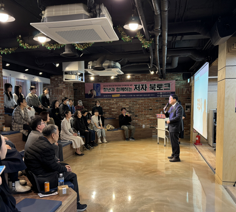 김찬진 인천 동구청장이 지난 19일 열린 ‘청년과 함께하는 저자 북토크’ 행사에서 인사말을 하고 있다. 사진=동구청