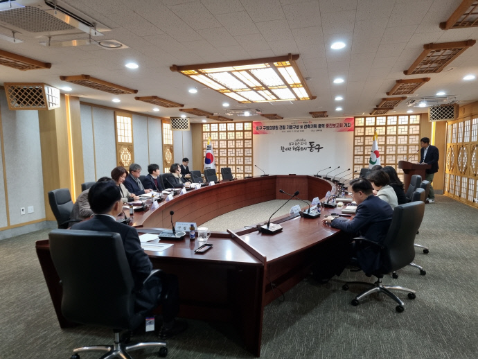 인천 동구가 지난 22일 구청 갈매기홀에서 김찬진 동구청장과 관계 공무원이 참석한 가운데 ‘구립요양원 건립 기본 구상 및 건축 기획 용역 중간보고회’를 개최했다. 사진=동구청