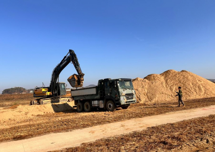 육군 제7공병여단이 이천시민의 안전망을 구축하기 위해 장호원읍 소재 청미천 준설작업을 벌이고 있다.사진=이천시청