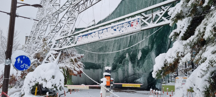 28일 폭설로 인해 그물망이 주저앉은 군포그린힐골프장 모습. 사진=군포시청