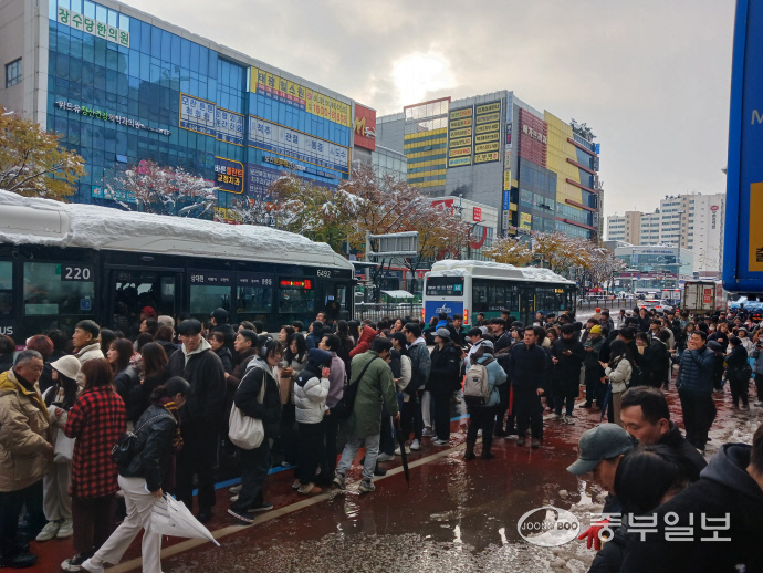 이틀째 폭설로 인해 차량 운행이 원활치 않은 가운데 28일 오전 9시 29분께 모란역 야탑 방향으로 버스를 타기 위해 시민들이 기다리고 있다. 사진=김대성기자