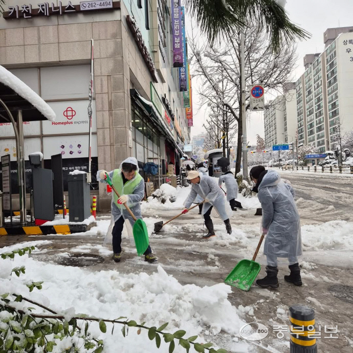 이틀째 폭설에 성남시 전 직원들이 제설작업에 나섰다. 28일 오전 정자동 지역에서 제설작업이 이뤄지고 있다. 사진=성남시