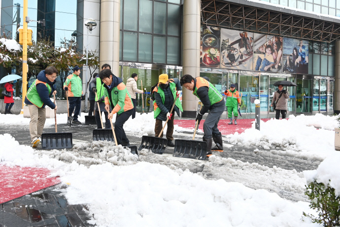 조용익 부천시장과 공무원들이 부천역 마루광장에서 제설작업에 함께 하고 있다.사진=부천시