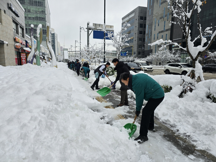 28일 김성제 의왕시장(아래쪽)을 비롯한 직원들이 청계동에서 제설작업을 하고 있다. 사진=의왕시청