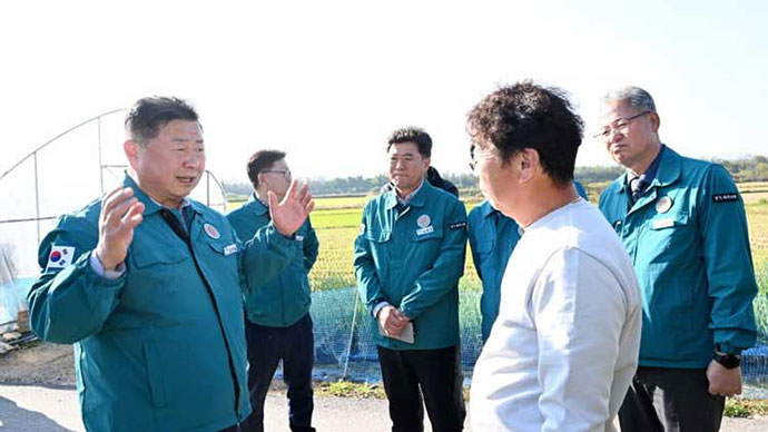 지난달 31일 김경일 파주시장(왼쪽)이 파주 대성동 마을을 방문해 주민들과 이야기를 나누고 있다. 사진=파주시청