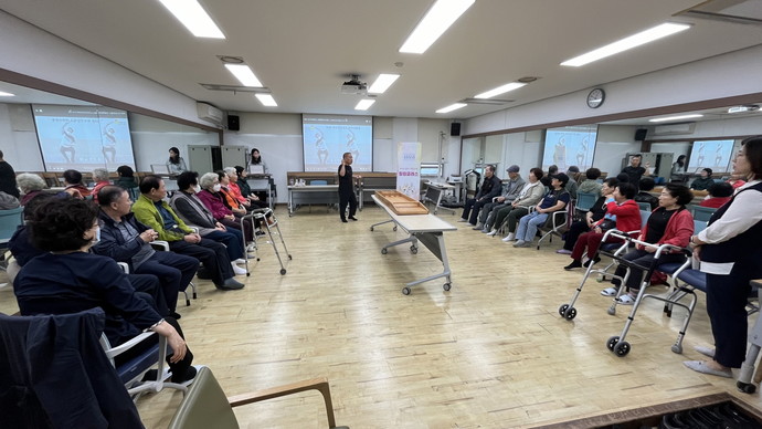 의왕시보건소가 운영한 힐링 프로그램에서 참가자들이 체험 활동을 통해 정서적 안정과 건강 증진을 도모했다. 사진=의왕시보건소