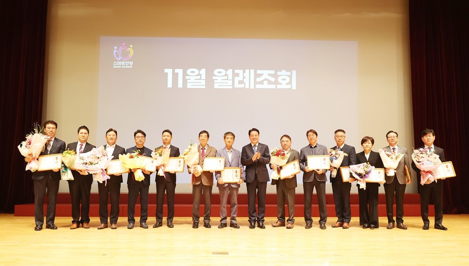 안양시는 지역경제 활성화와 기업인 사기 진작을 위해 ‘2024년 안양시 우수기업’으로 ㈜리엔젠, ㈜메가코스, ㈜밴드골드, ㈜포커스에이치앤에스, ㈜이지트래픽, ㈜에이치코비, 지에스아이㈜, ㈜비스타컴, 서호드라이브㈜, ㈜에이스공조, ㈜디라직, ㈜케이디랩, ㈜신라명과 등 13개 기업을 선정했다고 밝혔다. 사진=안양시