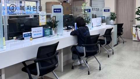 파주시 운정5동은 수능 당일 신분증이 없어 시험에 응시하지 못하는 사례를 방지하기 위해, 수능 전날인 오는 13일 오후 10시까지 임시 신분증(청소년증)을 발급한다고 밝혔다. 사진=파주시