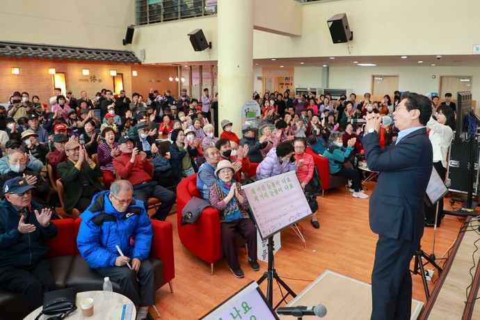 이상일 용인특례시장이 처인노인복지관에서 열린 '바람골 카페 효 콘서트' 무대 위에 올라 어르신들에게 노래 선물을 전했다. 사진=용인특례시