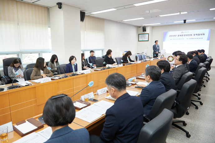 용인특례시의회 신현녀 경제환경위원장(왼쪽 앞줄 두번째)과 위원들이 12일 의회 대회의실에서 열린 정책협의회에서 관계부서 직원들과 이야기 하고 있다. 사진=용인특례시의회