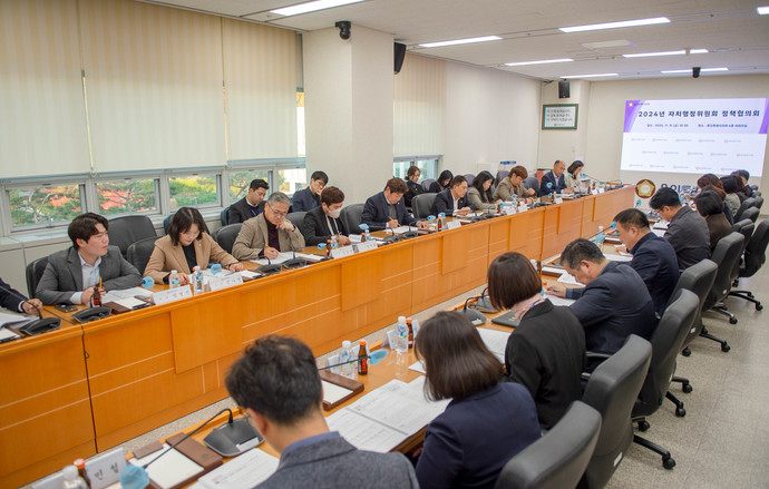 용인특례시의회 김진석 자치행정위원장(왼쪽 앞줄 다섯번째)과 위원들이 지난 8일 의회 대회의실에서 열린 정책협의회에서 관계부서 직원들과 이야기 하고 있다. 사진=용인특례시의회