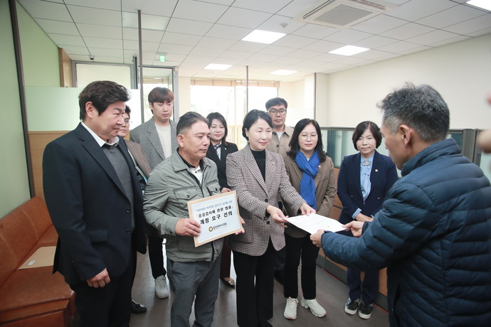 '공공감사법' 개정 요구 건의문을 감사원 관계자에게 전달하고 있다. 사진=용인특례시의회