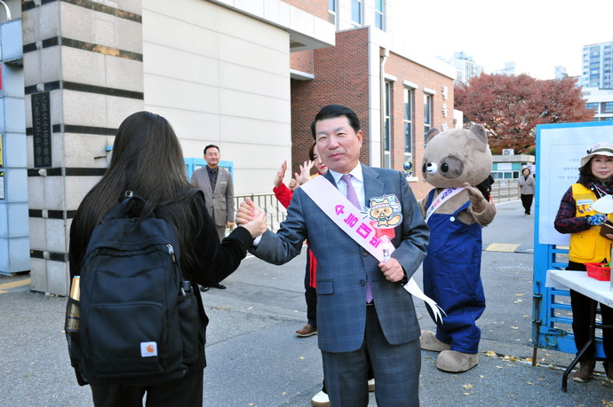 구리시는 지난 14일 ‘2025학년도 대학수학능력시험’이 실시됨에 따라 수험생과 학부모의 노고를 격려하기 위해 관내 6개 시험장 방문 응원을 진행했다. 사진=구리시