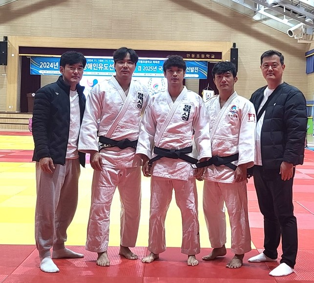 평택시청 장애인유도팀이 ‘2024년 전국추계장애인유도선수권대회’에서 전원 금메달을 획득하며 대회를 성공적으로 마무리했다. 사진=평택시