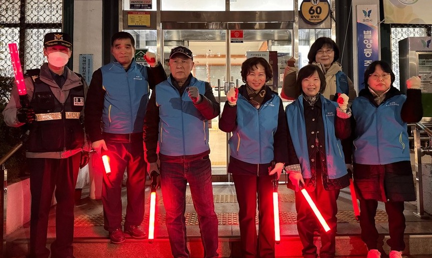 과천시 별양동은 매주 화요일 밤 9시부터 10시 30분까지 별양동 일대에서 방범순찰활동을 진행하고 있다. 사진 = 과천시