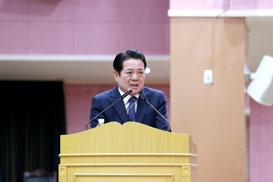 최대호 안양시장은 20일 안양시의회 정례회 시정연설에서 2024년 시정운영 방향을 발표하며, 미래형 스마트도시 조성과 민생안정, 사회안전망 강화를 주요 과제로 제시했다. 사진=안양시