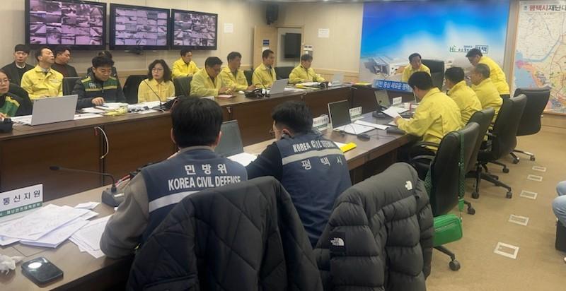 정장선 평택시장은 지난 28일 평택시 재난안전대책본부에서 부서별 폭설 대응 추진 대책을 점검하고, 시민 불편 최소화를 위해 제설작업에 총력을 다할 것을 지시했다. 사진=평택시