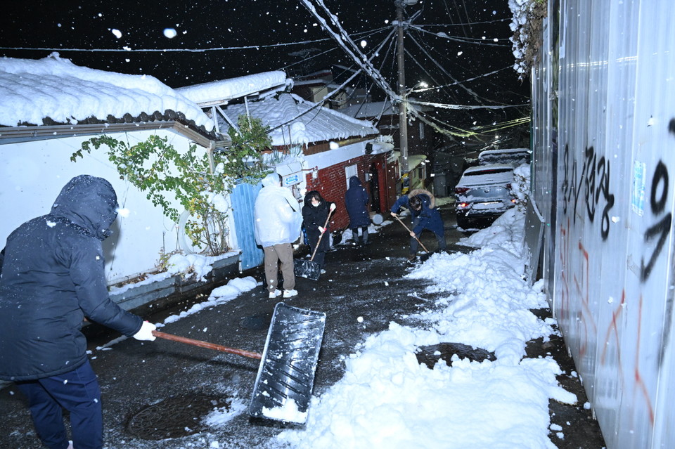 구리시는 시민들의 출근길 불편함을 최소화하기 위해 제설 인력과 장비를 총동원했다. 사진=구리시