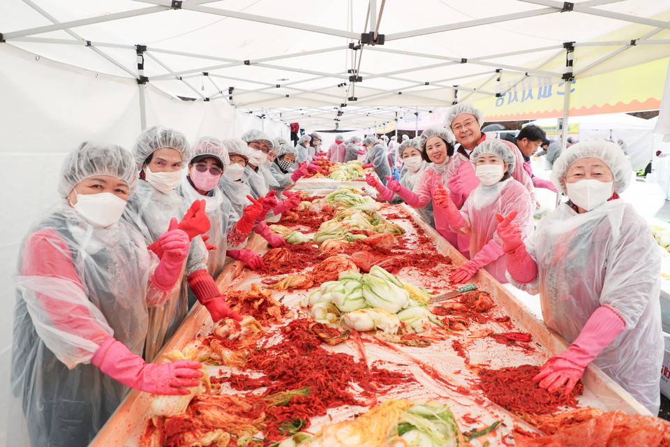 ‘사랑의 김장나눔행사’에서 자원봉사자들이 김장김치를 담그고 있는 모습. 사진=의왕시