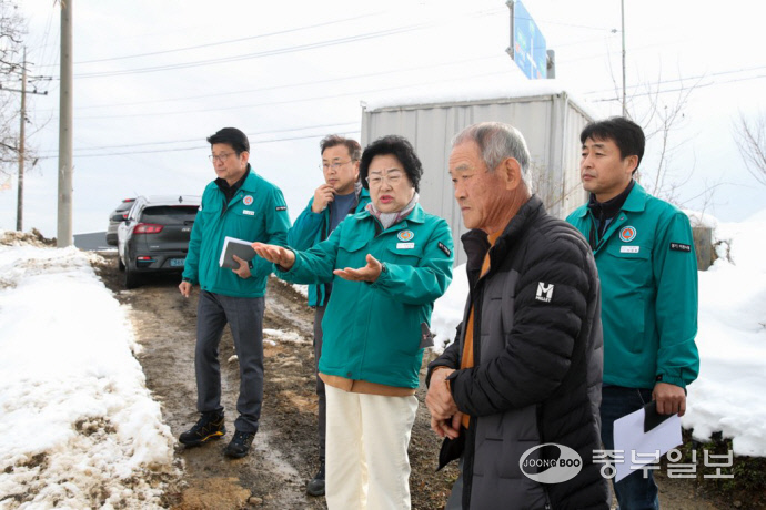 김경희 이천시장이 지난 27일부터 이틀간 내린 폭설로 피해를 입은 농민을 만나 피해현황과 대책을 설명하고 있다.사진=이천시청