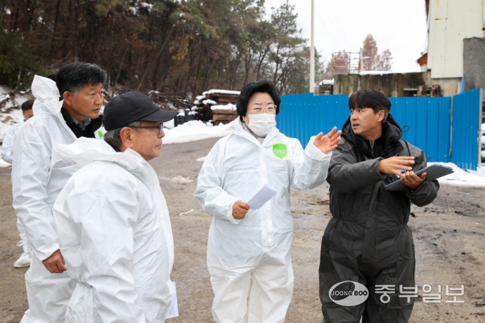 김경희 시장이 폭설로 인한 축산농가 피해현장을 찾아 신속한 대응책을 모색했다.사진=이천시청