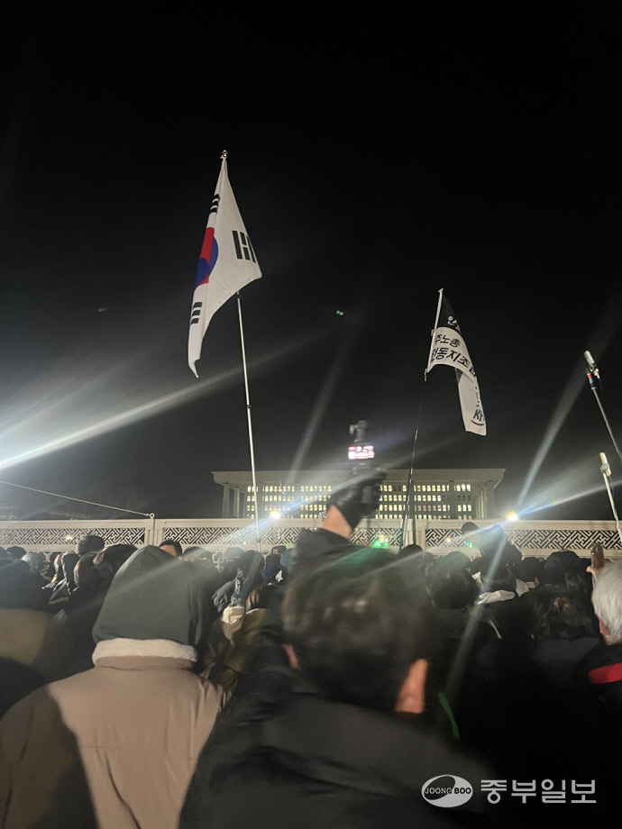 수많은 시민들이 4일 새벽 1시께 국회의사당 앞에 집결했다. 신다빈기자.