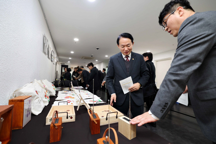 김찬진 인천 동구청장이 지난 2일 동구노인복지관에서 열린 사회교육사업 성과발표회에서 전시작품을 감상하고 있다.  사진=동구청