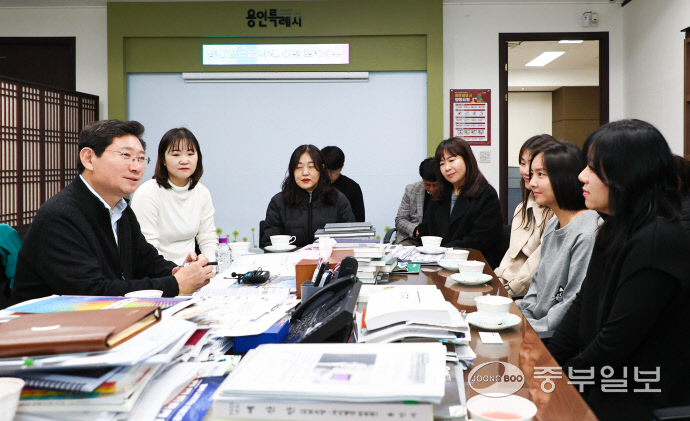 이상일 용인특례시장(사진 왼쪽)이 지난 6일 시장실에서 기흥교육문화발전추진위원회 회원들과 간담회를 갖고, 기흥역세권 중학교 설립 등 지역 교육 현안을 설명했다. 사진=용인특례시