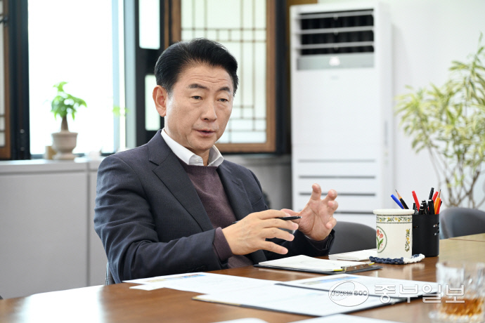 김동근 의정부시장이 9일 중부일보와 인터뷰를 진행하고 있다. 사진=박홍기기자