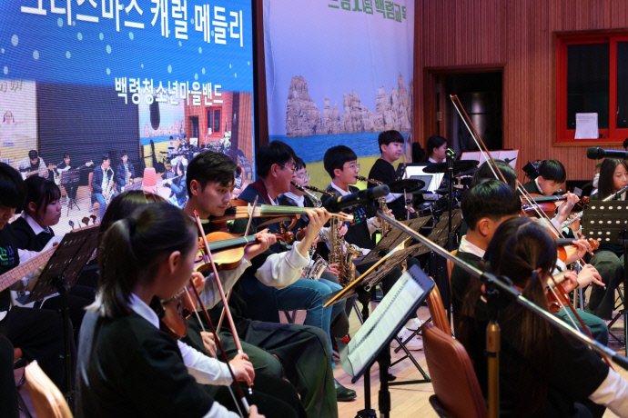 지난 7일 인천 옹진군 백령면 백령초등학교에서 열린 송년음악회에서 청소년 마들밴드가 공연을 펼치고 있다. 사진=백령초