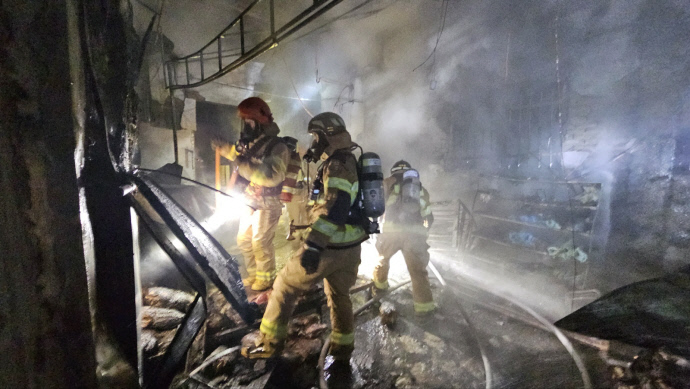 14일 오후 6시25분께 수원시 권선구의 한 상가에서 불이 나 소방대원들이 진화하고 있다. 사진=경기도소방재난본부