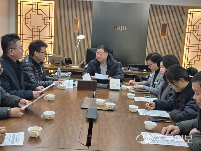 김경일 파주시장이 14일 국회 본회의에서 윤석열 대통령 탄핵소추안이 가결되자 오후 7시 파주시 4급 이상 간부진을 전원 소집, 긴급대책회의를 열고 있다. 사진=파주시청