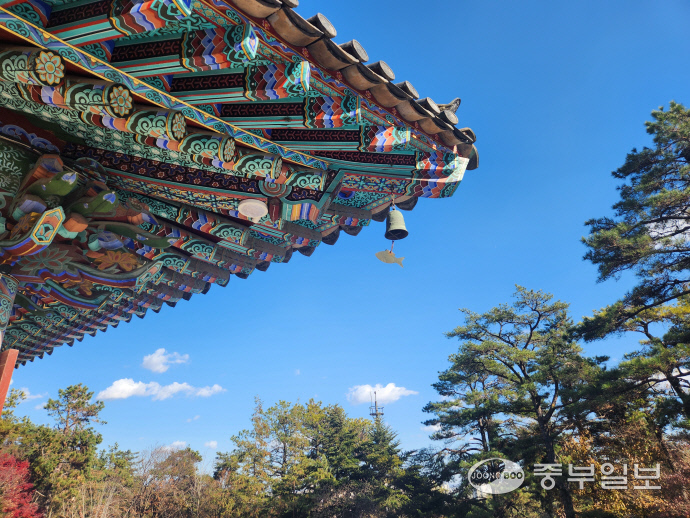 수원 칠보산 용화사 지붕에 달린 풍경이 흔들리고 있다. 사진=이보현 기자