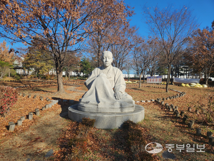 수원 인계동 효원공원 내 어머니상이 전시돼 있다. 사진=이보현 기자