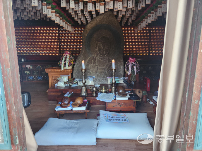 수원 칠보산 인근 용화사에 미륵불석상이 놓여 있다. 사진=이보현 기자