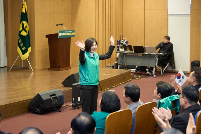 황은미 여주시새마을회장이 참석자들의 환호에 양손을 흔들며 화답하고 있다. 사진=여주시청