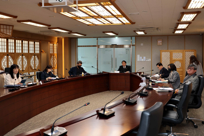 인천 동구가 지난 18일 구청 갈매기홀에서 김찬진 구청장 주재로 교육지원센터 조성 설계용역 중간보고회를 개최했다. 사진=동구청