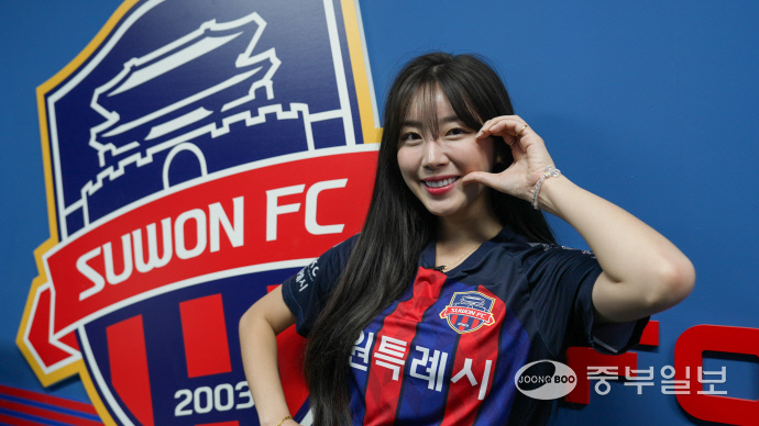 수원FC 인터뷰실에서 치어리더 안지현이 프로필 촬영을 하고 있다. 신지현기자