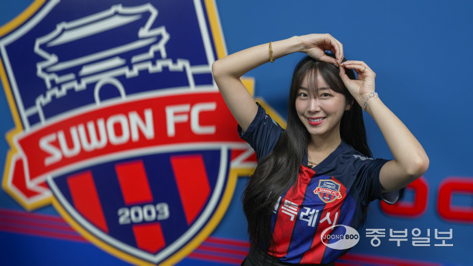 수원FC 인터뷰실에서 치어리더 안지현이 프로필 촬영을 하고 있다. 신지현기자