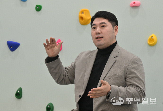 김승호 밸런스플레이 대표가 중부일보와 인터뷰를 진행하고 있다. 김경민 기자