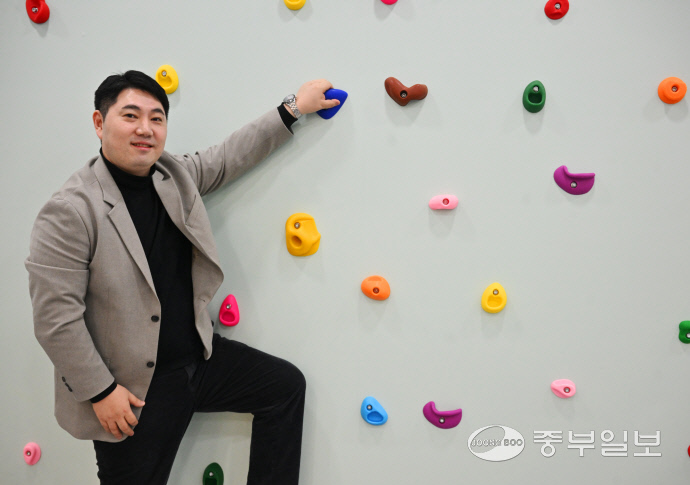 김승호 밸런스플레이 대표가 중부일보와 인터뷰를 진행하고 있다. 김경민 기자