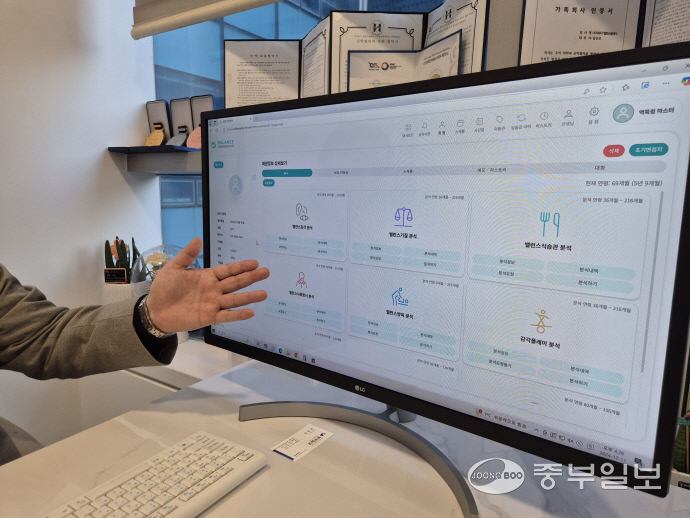 김승호 밸런스플레이 대표가 중부일보와의 인터뷰에서 밸런스멤버십을 설명 중이다. 이성관 기자