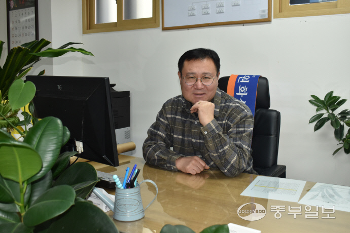 김갑수 정자시장 상인회장이 중부일보와 인터뷰를 진행하고 있다. 이성관 기자