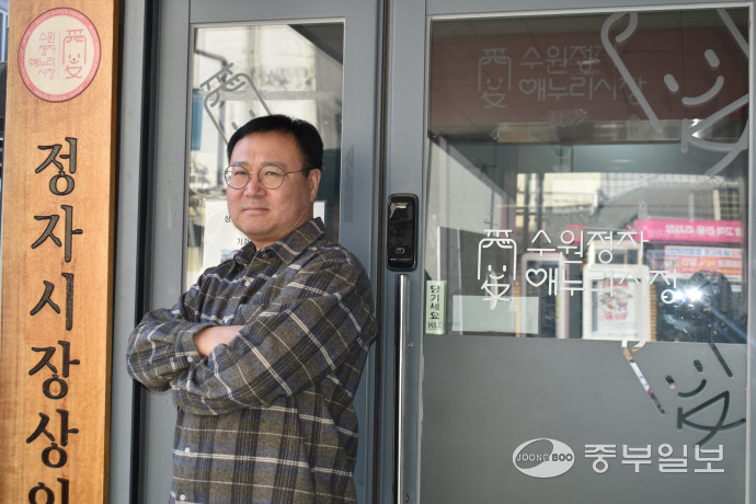 김갑수 정자시장 상인회장이 중부일보 인터뷰를 진행하고 있다. 이성관 기자