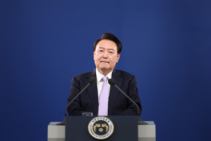 윤석열 대통령이 7일 오전 서울 용산 대통령실 청사 브리핑실에서 열린 '대국민담화 및 기자회견'에서 취재진의 질문을 듣고 있다. 연합뉴스