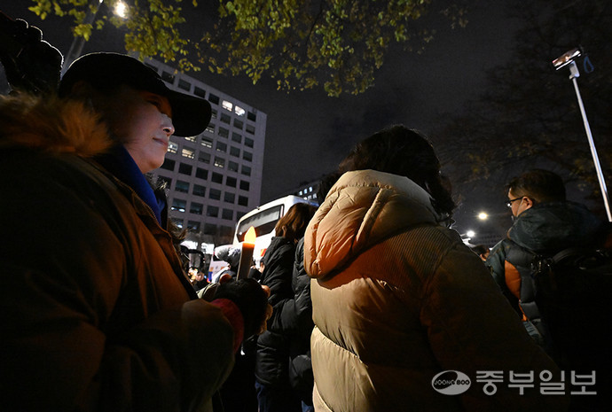 윤석열 대통령이 비상 계엄령을 선포한 가운데 4일 오전 서울 국회의사당 정문에 시민들이 모여 독재타도 계엄무효를 외치고 있다. 김경민기자