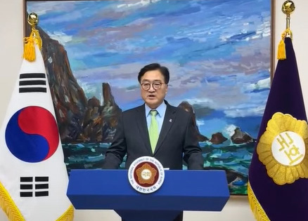 윤석열 대통령이 비상계엄을 선포한 3일 밤 우원식 국회의장이 국회에서 긴급 기자회견을 하고 있다. 우원식TV 캡처