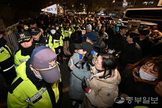 윤석열 대통령이 비상 계엄령을 선포한 가운데 4일 오전 서울 국회의사당 정문에 시민들이 모여 독재타도 계엄무효를 외치고 있다. 김경민기자