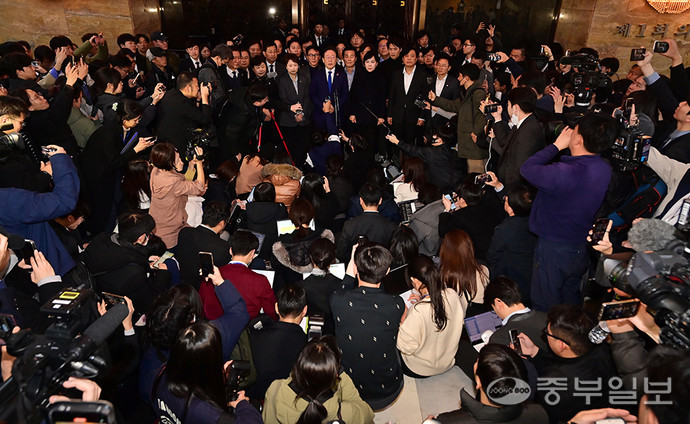 윤석열 대통령이 3일 저녁 비상 계엄을 선포한 가운데 4일 오전 이재명 더불어민주당 대표가 계엄 해제 요구 결의안 가결 뒤 공식 브리핑을 하고 있다. 임채운기자